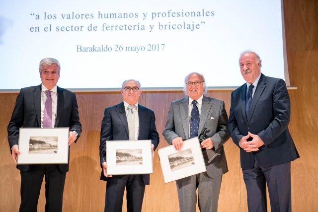 Finalistas y ganador del VIII Premio Txema Elorza, junto a Vicente del Bosque.